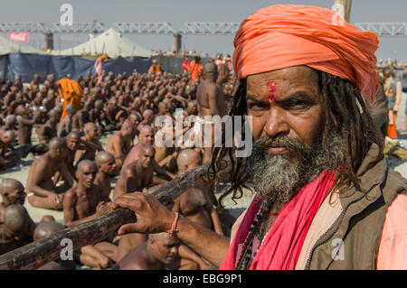 Il Guru guida della apertura di nuovi sadhus, durante il Kumbha Mela Festival, di Allahabad, Uttar Pradesh, India Foto Stock