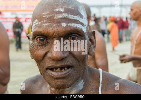 L'uomo durante l'avvio del nuovo sadhus, durante il Kumbha Mela Festival, di Allahabad, Uttar Pradesh, India Foto Stock