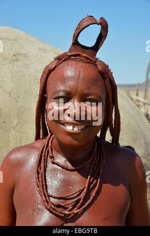 Tradizionalmente Vestiti donna Himba, Purros villaggio tradizionale, Purros, Kaokoland, Kunene, Namibia Foto Stock