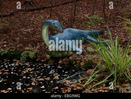 Plesiosaurus dino statua a Dinopark Zoo di Amersfoort, Paesi Bassi (era giurassica) Foto Stock