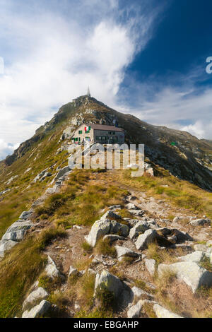 Rifugio mombarone, con la vetta del monte mombarone o colma di mombarone sul retro, mombarone, vicino a graglia, provincia di Biella Foto Stock