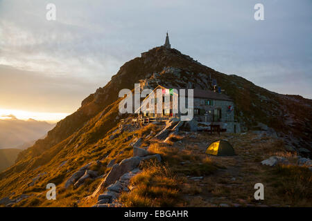 Rifugio mombarone, con la vetta del monte mombarone o colma di mombarone, mombarone, vicino a graglia, provincia di Biella, Piemonte Foto Stock