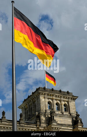 Il tedesco bandiere sul Reichstag, Bundestag, il Parlamento, il quartiere governativo, Berlin, Berlin, Germania Foto Stock