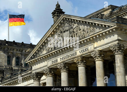 Bandiera tedesca battenti sul Reichstag, il Parlamento, il Bundestag, scritte sul timpano sopra il portale principale 'em Foto Stock