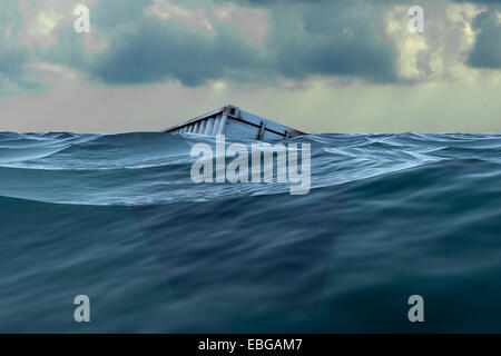 Un 40 piedi di contenitore di spedizione floating in mare appena sotto la superficie Foto Stock