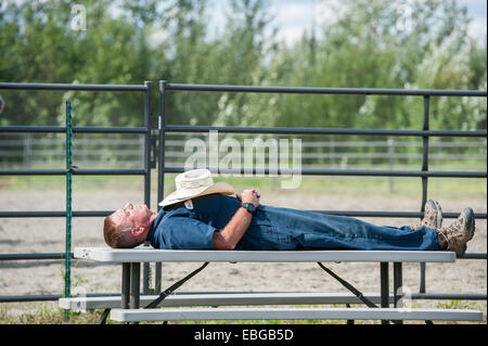 Il contadino di dormire su un tavolo da pic-nic Foto Stock