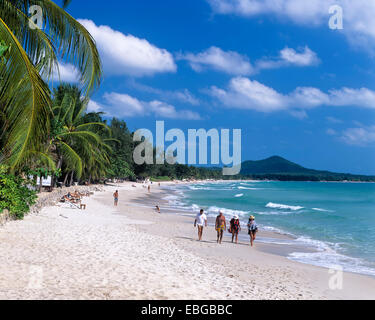 La spiaggia di Chaweng, i turisti per passeggiare sulla spiaggia del golfo di Thailandia, Ko Samui, nel sud della thailandia, tailandia Foto Stock