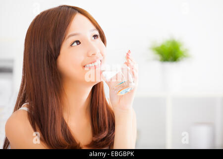 Giovane donna attraente di bere acqua pulita Foto Stock