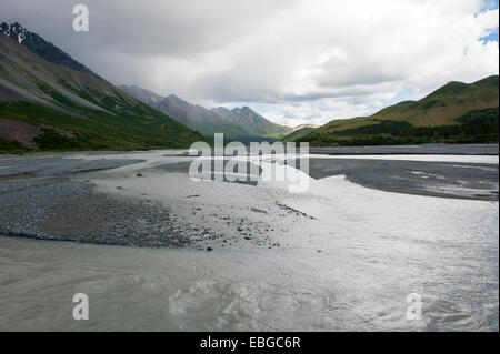 Affluente del fiume Tanana in bianco e nero rapide Alaska, off di Richardson autostrada Foto Stock