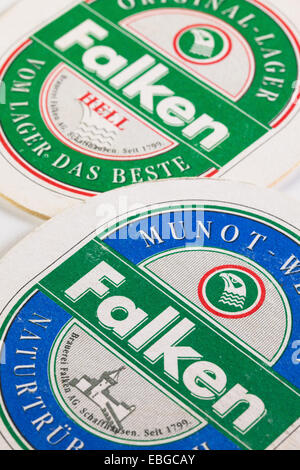 La Svizzera, Zürich-June 3, 2014: Beermats da Falken birra.La birra locale di Schaffhausen, Svizzera Foto Stock