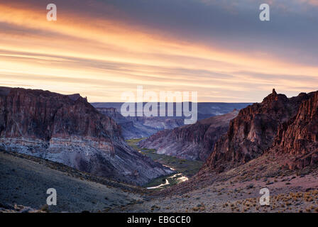 Vista dalla grotta Cueva de las Manos, Rio Pinturas River Gorge, Santa Cruz, Argentina Foto Stock