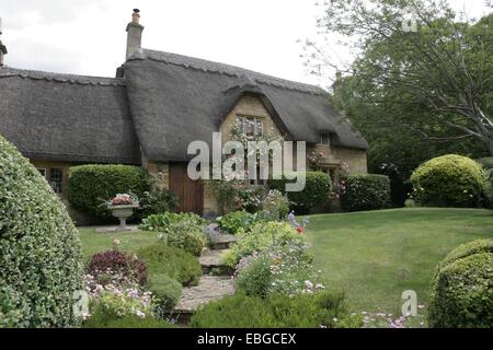 Un grazioso cottage con tetto in paglia in Cotswolds con il suo bel giardino a Chipping Campden Foto Stock