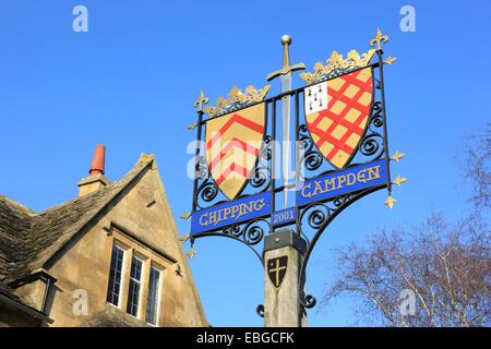 Il segno della città nella strada alta del Cotswold città di Chipping Campden Foto Stock