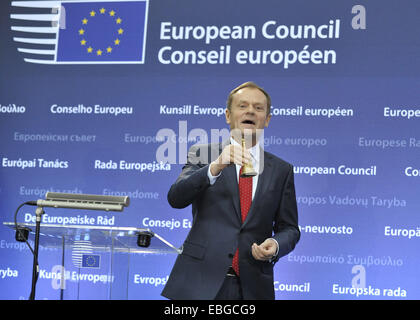 Bruxelles, Belgio. 1 dicembre, 2014. Il nuovo Presidente del Consiglio europeo Donald Tusk in uscita e il Presidente del Consiglio europeo Herman Van Rompuy (non visibile) durante una cerimonia di consegna a livello di Unione europea la sede del Consiglio a Bruxelles, la capitale del Belgio, dal 1 dicembre 2014. Brosmio ha iniziato il suo mandato quinquennale come Presidente del Consiglio europeo qui il lunedì. Credito: Voi Pingfan/Xinhua/Alamy Live News Foto Stock