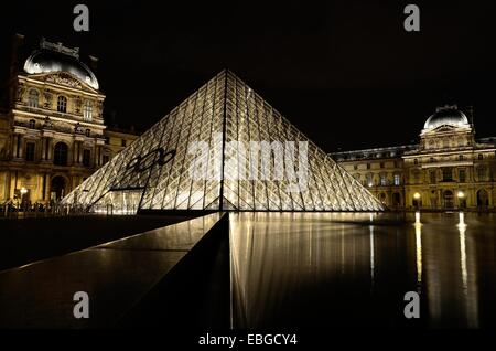 Pyramide du Louvre, Parigi, Francia Foto Stock