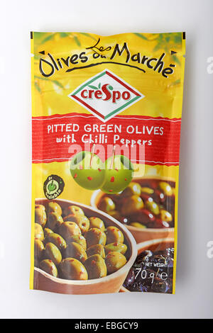 Crespo di olive verdi snocciolate con il peperoncino in re pacchetto sigillabile Foto Stock