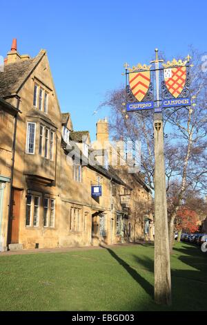 Il segno della città nella strada alta del Cotswold città di Chipping Campden Foto Stock