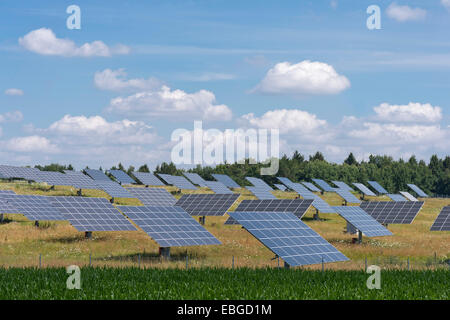 Sito fotovoltaico, moduli solari su un prato, Solar Power Plant, Altmühltal, Baviera, Germania Foto Stock