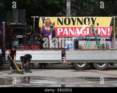 Diversi gruppi di militanti e dei lavoratori la preparazione per il grande rally durante la 151st anniversario di nascita di Andres Bonifacio, Filippine " classe operaia ed eroe rivoluzionario. © Sherbien Dacalanio/Pacific Press/Alamy Live News Foto Stock