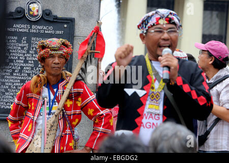 In occasione della commemorazione di 151st compleanno anniversario del dirigente rivoluzionario Andres Bonifacio, 'Manobo tribù' dal Salungpongan Ta'tanulgkanugon Community Learning Center, Inc. (STTICLCI) come protestano indossando i loro abiti tradizionali e buli cappelli le loro richieste per i prodotti alimentari, l'istruzione e la vera pace a Mindanao. © Gregorio B. Dantes Jr./Pacific Press/Alamy Live News Foto Stock