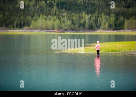 Donna a pescare nel lago Eklutna vicino a Anchorage in Alaska Foto Stock