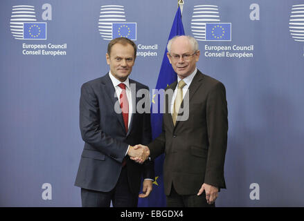 Bruxelles, Belgio. 1 dicembre, 2014. Il nuovo Presidente del Consiglio europeo Donald Tusk (L) è accolto da outgoing Presidente del Consiglio europeo Herman Van Rompuy durante una cerimonia di consegna a livello di Unione europea la sede del Consiglio a Bruxelles, la capitale del Belgio, dal 1 dicembre 2014. Brosmio ha iniziato il suo mandato quinquennale come Presidente del Consiglio europeo qui il lunedì. Credito: Voi Pingfan/Xinhua/Alamy Live News Foto Stock