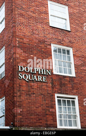 Nome sign sul lato di Dolphin Square appartamenti o appartamenti nella zona di Pimlico, Londra. Foto Stock