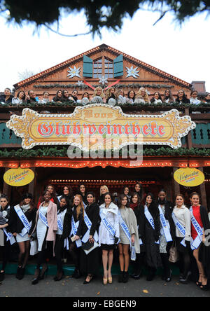 Magdeburg, Germania. 01 dic 2014. I concorrenti in Miss Intercontinental concorrenza prendere una foto di gruppo al mercatino di Natale di Magdeburgo, Germania, 01 dicembre 2014. 70 giovani donne qualificati per la finale mondiale il 04 dicembre 2014 nel terzo più grande corteo di bellezza. Foto: Jens WOLF/dpa/Alamy Live News Foto Stock