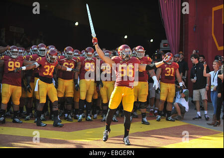 Los Angeles, CA, Stati Uniti d'America. 29 Nov, 2014. USC Trojans offensivo affrontare la Giordania Austin #56 conduce fuori i cavalli di Troia sul campo prima di NCAA partita di calcio tra la cattedrale di Notre Dame Fighting Irish e l'USC Trojans al Colosseo in Los Angeles, California. © csm/Alamy Live News Foto Stock