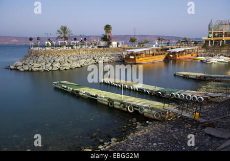 Il porto di Tiberiade sul lago di Galilea nel inizio del crepuscolo Foto Stock