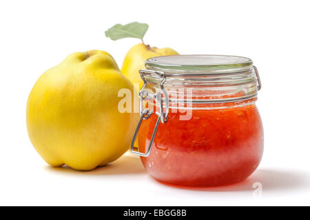 Due mature mele cotogne e confettura di mele cotogne in un vaso isolato su sfondo bianco con tracciato di ritaglio Foto Stock