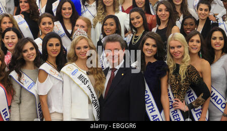 Magdeburg, Germania. 01 dic 2014. Il sindaco di Magdeburgo Lutz Truemper (C) e il regnante Miss Continental, Ekaterina Plekhova dalla Russia (3.f.l), posa con pageant contestants presso il municipio di Magdeburgo, Germania, 01 dicembre 2014. 70 giovani donne qualificati per la finale mondiale il 04 dicembre 2014 nel terzo più grande corteo di bellezza. Foto: Jens WOLF/dpa/Alamy Live News Foto Stock