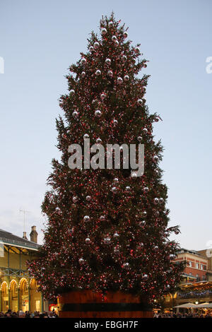 Albero di Natale al Covent Garden di Londra Foto Stock