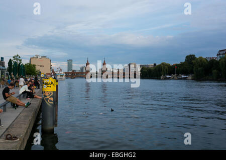Mostra Gallery, la più grande galleria d'arte a cielo aperto in tutto il mondo, dipinta sul segmento del muro di Berlino.La sua è 1.3 kl lungo di th Foto Stock