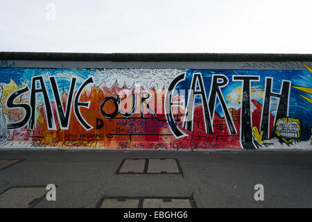 Mostra Gallery, la più grande galleria d'arte a cielo aperto in tutto il mondo, dipinta sul segmento del muro di Berlino.La sua è 1.3 kl lungo di th Foto Stock