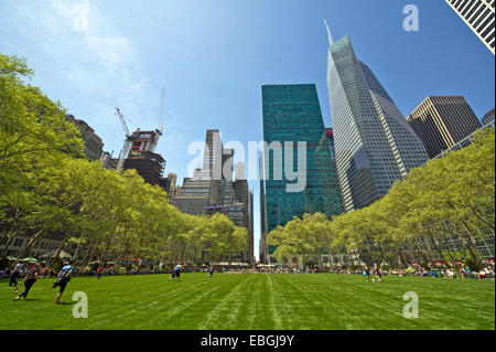 I moderni grattacieli che circonda Bryant Park di New York Foto Stock