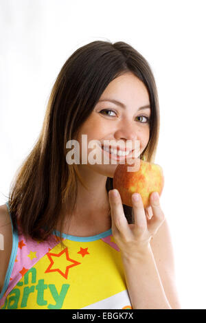 Giovane donna con un Apple nella sua mano Foto Stock