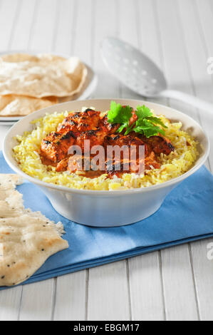 Pollo Tikka masala con riso e pane naan. Foto Stock