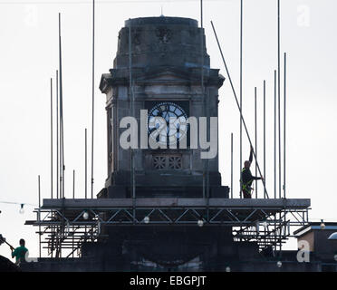 Lavorare contro l'orologio: erigere impalcature intorno alla torre dell orologio di Aberystwyth's Great Western Railway Station, Galles U Foto Stock