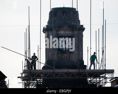 Lavorare contro l'orologio: erigere impalcature intorno alla torre dell orologio di Aberystwyth Great Western Railway Station, Galles U Foto Stock