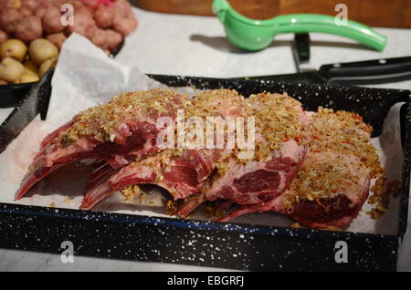 Piatto di cottura con crudo marinato costolette di agnello pronto per il forno Foto Stock