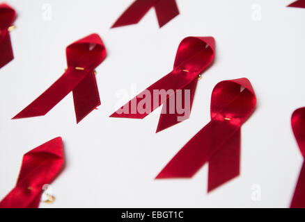 Berlino, Germania. 01 dic 2014. Red Ribbon, il mondo intero un simbolo per l'HIV/AIDS, sedersi a un tavolo per la Giornata Mondiale contro l AIDS a Berlino, Germania, 01 dicembre 2014. Dal 1988, la Giornata Mondiale contro l AIDS ha luogo il 1 dicembre. Foto: LUKAS SCHULZE/dpa/Alamy Live News Foto Stock