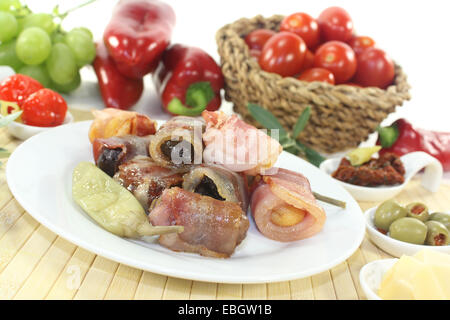 Tapas farcito con prugne secche, fichi e albicocche e pancetta Foto Stock