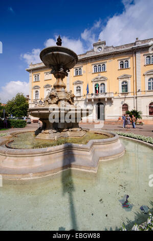 In Italia, la Liguria, Alassio, Piazza della Libertà Piazza Fontana, sfondo Municipio Foto Stock