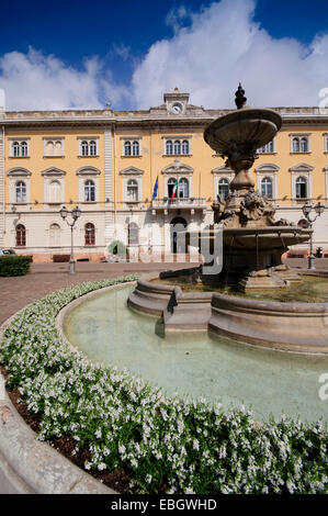 In Italia, la Liguria, Alassio, Piazza della Libertà Piazza Fontana, sfondo Municipio Foto Stock