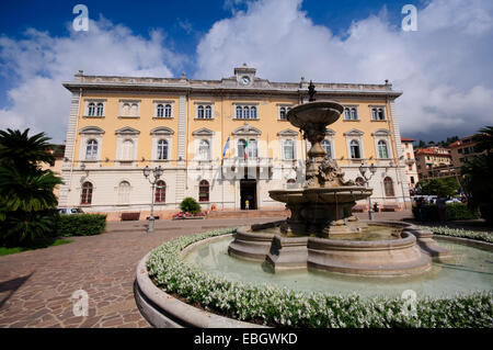 In Italia, la Liguria, Alassio, Piazza della Libertà Piazza Fontana, sfondo Municipio Foto Stock