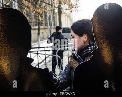 Dal 1 dicembre 2014 - Amnesty International attivisti Dicembre 1, 2014 a Kiev, Ucraina, terrà un pubblico rally sull'anniversario degli eventi sulla strada Bankova con il requisito di investigare correttamente le violazioni dei diritti umani durante Euromaidan.I partecipanti del rally ha ricostruito gli eventi dello scorso anno, quando decine e decine di manifestanti pacifici e i feriti sono stati picchiati e detenuti dal ''Berkut'' durante gli scontri tra manifestanti e poliziotti. © Igor Golovniov/ZUMA filo/Alamy Live News Foto Stock