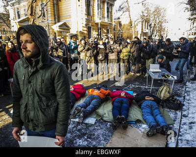 Dal 1 dicembre 2014 - Amnesty International attivisti Dicembre 1, 2014 a Kiev, Ucraina, terrà un pubblico rally sull'anniversario degli eventi sulla strada Bankova con il requisito di investigare correttamente le violazioni dei diritti umani durante Euromaidan.I partecipanti del rally ha ricostruito gli eventi dello scorso anno, quando decine e decine di manifestanti pacifici e i feriti sono stati picchiati e detenuti dal ''Berkut'' durante gli scontri tra manifestanti e poliziotti. © Igor Golovniov/ZUMA filo/Alamy Live News Foto Stock