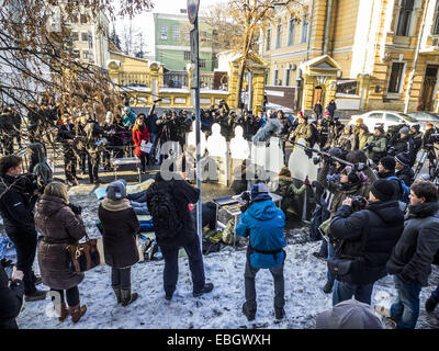 Dal 1 dicembre 2014 - Amnesty International attivisti Dicembre 1, 2014 a Kiev, Ucraina, terrà un pubblico rally sull'anniversario degli eventi sulla strada Bankova con il requisito di investigare correttamente le violazioni dei diritti umani durante Euromaidan.I partecipanti del rally ha ricostruito gli eventi dello scorso anno, quando decine e decine di manifestanti pacifici e i feriti sono stati picchiati e detenuti dal ''Berkut'' durante gli scontri tra manifestanti e poliziotti. © Igor Golovniov/ZUMA filo/Alamy Live News Foto Stock