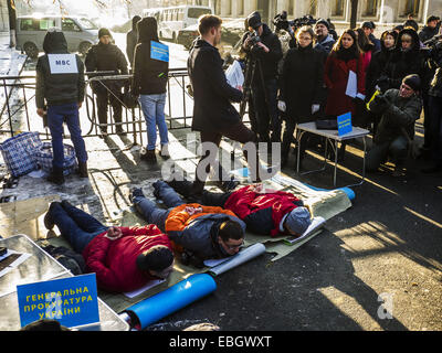 Dal 1 dicembre 2014 - Amnesty International attivisti Dicembre 1, 2014 a Kiev, Ucraina, terrà un pubblico rally sull'anniversario degli eventi sulla strada Bankova con il requisito di investigare correttamente le violazioni dei diritti umani durante Euromaidan.I partecipanti del rally ha ricostruito gli eventi dello scorso anno, quando decine e decine di manifestanti pacifici e i feriti sono stati picchiati e detenuti dal ''Berkut'' durante gli scontri tra manifestanti e poliziotti. © Igor Golovniov/ZUMA filo/Alamy Live News Foto Stock